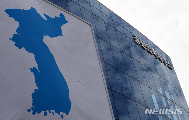 【개성=뉴시스】사진공동취재단 = 14일 오전 개성공단에서 남북공동연락사무소 개소식이 열린 가운데 대형 한반도기가 건물에 걸려있다. 2018.09.14.  photo@newsis.com