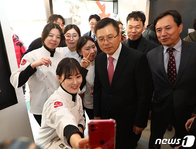 황교안 자유한국당 대표와 김진태 의원이 9일 오후 강원 춘천시 동내면의 지역 제빵기업인 유동부 치아바타를 방문해 직원들과 기념촬영을 하고 있다.2020.1.9/뉴스1 © News1 이찬우 기자