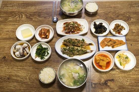 통영 중앙시장에 자리한 원조밀물식당에서 맛본 물메기탕. 갯것으로 만든 밑반찬도 맛있다. 백종현 기자