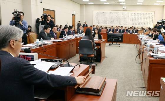 여상규 국회 법제사법위원회 위원장이 9일 오전 서울 여의도 국회 법제사법위원회에서 열린 전체회의에 참석해 데이터3법(개인정보보호법·신용정보법·정보통신망법 개정안) 등을 처리하고 있다. 기대를 모았던 가습기특별법 등은 의결되지 못했다. / 사진제공=뉴시스