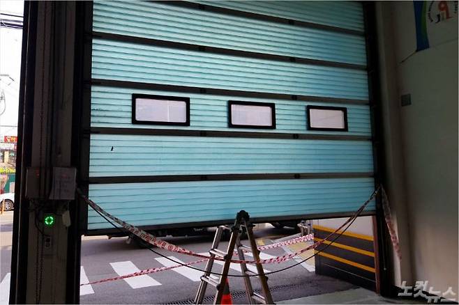 부산 사하소방서 다대119안전센터에서 추락한 전동 셔터. (사진=부산CBS 박진홍 기자)