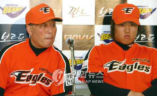 한화 이글스 시절의 김인식 전 감독(왼쪽)과 류현진 [연합뉴스 자료사진]