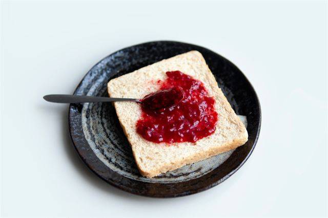 잼은 빵이든 크래커든 표면에 발려 떨어지지 않을 정도의 점성과 질감을 갖춰야 한다. 게티이미지뱅크