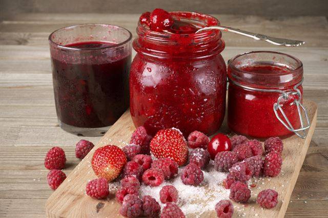 국내에 생산되는 딸기나 사과는 생식에 초점을 맞춘 품종이어서 잼을 만들기에 적합하지 않을 수 있다. 게티이미지뱅크