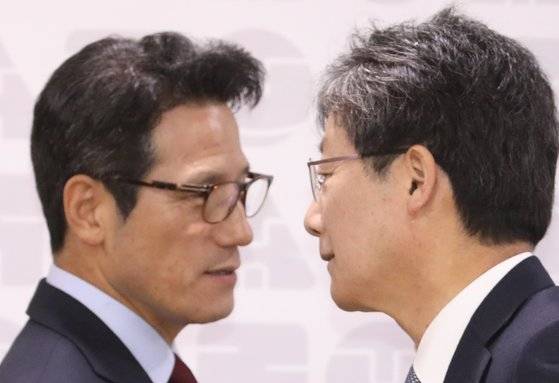 유승민(오른쪽) 새로운보수당 보수재건위원장이 7일 오전 서울 여의도 국회 의원회관에서 열린 제2차 당대표단회의에 앞서 정병국 인재영입위원장과 이야기를 나누고 있다. [뉴시스]
