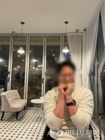 술 한 잔 먹고, 자아 도취에 빠져 이러고 있다.../사진=속이 거북한 남형도 기자 아내