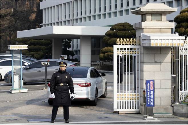 검찰이 청와대 균형발전비서관실 압수수색에 나선 10일 오전 청와대 연풍문 앞의 모습.(사진=연합뉴스)