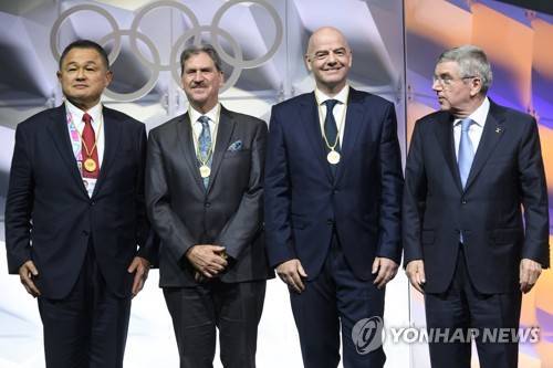 IOC 신규 위원 3명과 토마스 바흐 IOC 위원장 야마시타 야스히로 일본올림픽위원회 위원장(왼쪽부터), 데이비드 해거티 국제테니스연맹 회장, 잔니 인판티노 국제축구연맹회장이 10일(현지시간) 스위스 로잔에서 열린 국제올림픽위원회(IOC) 총회에서 새 IOC 위원으로 선출됐다. 맨 오른쪽은 토마스 바흐 IOC 위원장. [AP=연합뉴스]