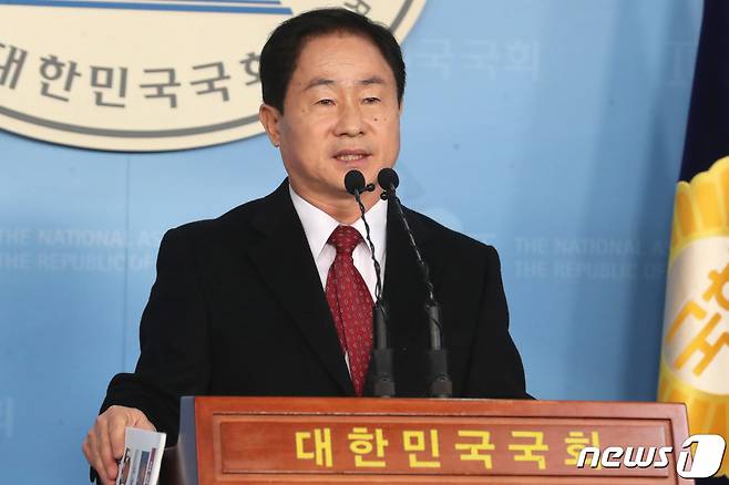 주광덕 자유한국당 의원이 12일 오후 서울 여의도 국회 정론관에서 법무부의 검찰 고위 인사 관련 기자회견을 하고 있다.  © News1 임세영 기자