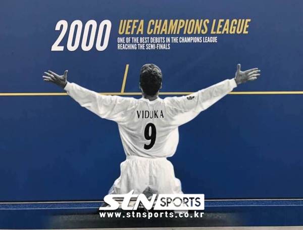 리즈 홈구장 외벽에 그려진 UCL 4강 업적 그림.