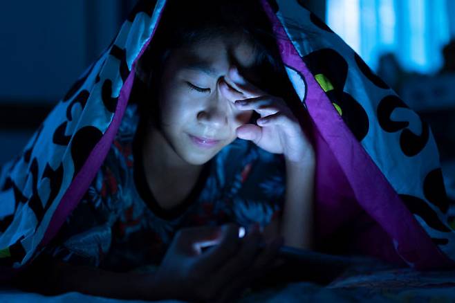 블루라이트가 눈 건강에 악영향을 준다는 증거는 아직 확실하지 않지만 수면의 질을 낮추는 것은 사실이다. (출처: shutterstock)