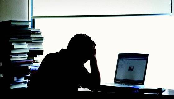 방 안에만 틀어박혀 지내는 은둔형 외톨이. 사진은 연출한 것임. [중앙포토]