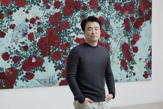 만개한 장미꽃을 소재로 한 '그냥 삶' 연작 앞에 선 문성식 작가. [사진 안천호 촬영, 국제갤러리]