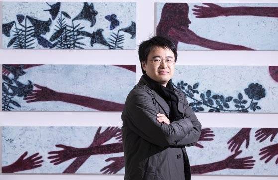 이산가족 상봉 장면에서 영감을 얻어서 그린 '끌림' 연작 앞에 선 문성식 작가. 권혁재 사진전문기자