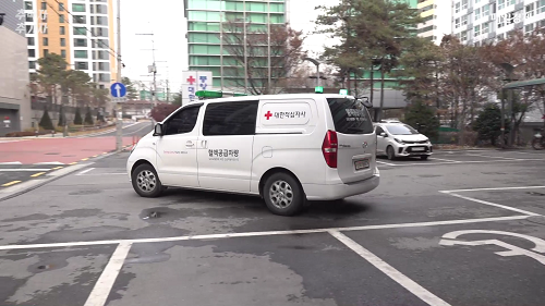 혈액공급차량이 혈액상자 운송에 나서고 있다.