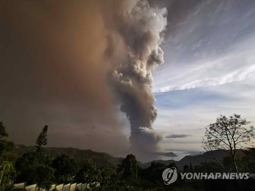 화산재 뿜어내는 필리핀 탈 화산 (마닐라 EPA=연합뉴스) 필리핀 수도 마닐라에서 남쪽으로 65㎞가량 떨어진 섬에서 12일 탈 화산이 폭발, 화산재가 타가이타이 지역을 뒤덮고 있다.