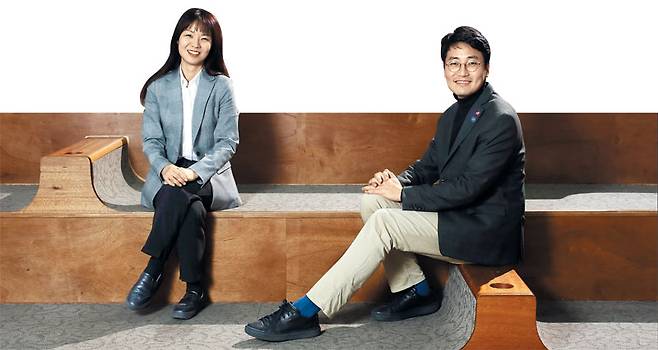 지난 6일 서울 성수동 카우앤독에서 만난 이은선(왼쪽) 경남과기대 교수와 한상엽 소풍 대표는 “소셜벤처는 민간 스스로 자발적으로 만들어낸 공공재”라며 “기업 활동의 결과로 만들어지는 사회적 임팩트뿐 아니라 성장 과정까지 사회에 기여하길 바라는 마음에 이번 리포트 제작에 나섰다”고 설명했다. / 양수열 C영상미디어 기자