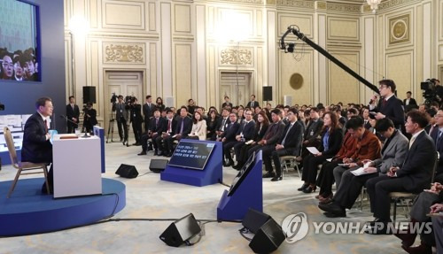 질문 듣는 문 대통령 (서울=연합뉴스) 이진욱 기자 = 문재인 대통령이 14일 오전 청와대 영빈관에서 열린 2020년 신년 기자회견에서 연합뉴스 이상헌 기자의 질문을 듣고 있다.  cityboy@yna.co.kr
