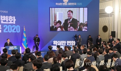 질문 듣는 문 대통령 (서울=연합뉴스) 이진욱 기자 = 문재인 대통령이 14일 오전 청와대 영빈관에서 열린 2020년 신년 기자회견에서 취재진 질문을 받고 있다. cityboy@yna.co.kr