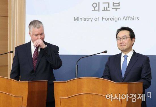 이도훈 외교부 한반도평화교섭본부장과 스티브 비건 미국 국무부 대북정책특별대표가 16일 서울 종로구 외교부 청사 브리핑룸에서 약식 기자회견을 하고 있다. /문호남 기자 munonam@