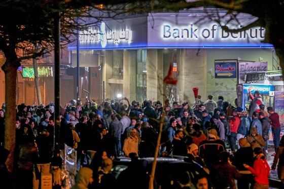 레바논 반정부 시위대가 14일(현지시간) 베이루트 중앙은행 앞에 모여 시위를 벌이고 있다.[EPA=연합뉴스]