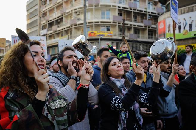 레바논 반정부 시위대가 14일(현지시간) 트리폴리에서 주방도구를 두드리며 시위를 벌이고 있다.[AFP=연합뉴스]