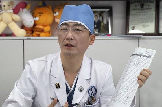 이국종 교수가 지난해 10월 경기도 수원 아주대외상센터에서 아주대병원 당국의 진료 비협조 실태를 설명하고 있다. 수원=최승식 기자