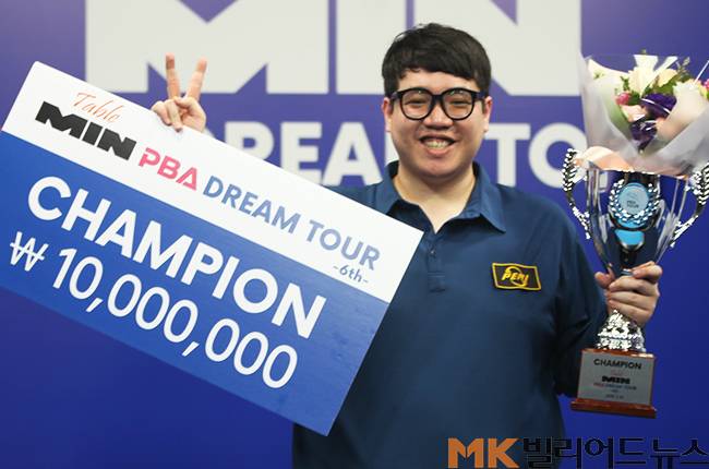 "드림투어 최강" 선지훈이 민테이블 PBA드림투어 6차전 결승서 김철민을 꺾고 우승을 차지, PBA1부투어 진출을 사실상 확정지었다. 우승이 확정된 후 시상식에서 선지훈이 트로피를 들고 기념촬영하고 있다.