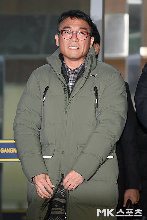김건모, 알 수 없는 미소