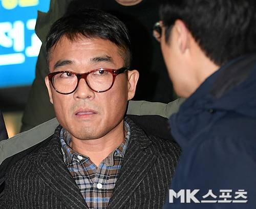 취재진의 질문 듣는 김건모
