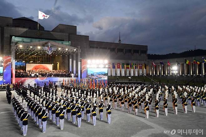 문재인 대통령이 1일 서울 용산구 전쟁기념관 평화의 광장에서 열린 제70주년 국군의 날 기념식에서 경례를 하고 있다. <사진공동취재단> / 사진=사진부 기자 photo@