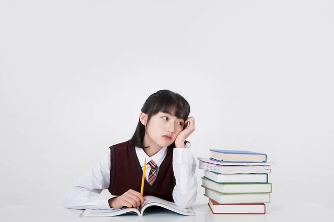 아무리 괴롭고 힘들더라도 턱을 괴고 고민하는 시간은 줄여보자. 얼굴 변형과 심하게는 목과 어깨 통증을 유발할 수 있기 때문이다./사진=이미지투데이