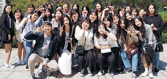 현장체험학습을 간 고도현 교사와 학급 학생들이 함께 모여 단체사진을 찍고 있다.