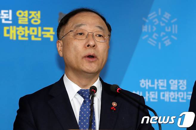 2017년 12월28일 홍남기 당시 국무조정실장이 서울 종로구 정부서울청사 브리핑룸에서 '가상통화 관련 관계차관회의' 결과를 발표하는 모습. 2017.12.28/뉴스1 © News1 황기선 기자