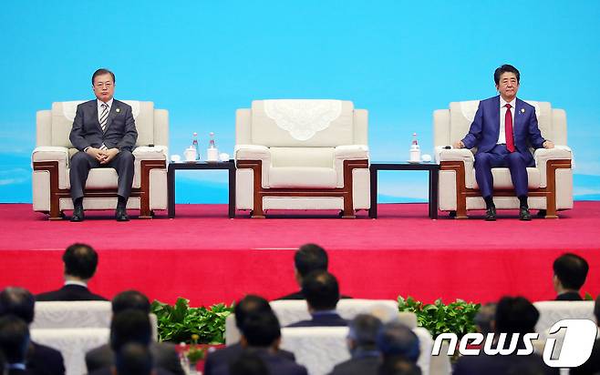 문재인 대통령과 아베 일본 총리가 24일(현지시간) 쓰촨성 청두 세기성 박람회장에서 열린 한중일 비즈니스 서밋에 참석해 리커창 중국 총리의 발언을 듣고 있다. 2019.12.24 © 로이터=뉴스1 © News1 이동원 기자