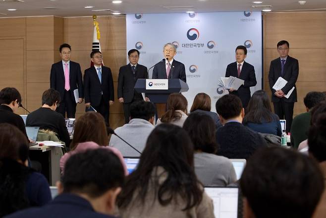 최기영 과학기술정보통신부 장관이 이달 14일 서울 광화문 정부종합청사에서 2020년 업무계획을 발표하고 있다. 과학기술정보통신부 제공