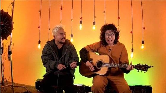 ‘전지적 참견 시점’에 출연한 유병재와 카피추. 순수 창작곡을 추구한다. [사진 MBC]