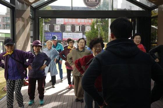 냉난방이 되는 가변공간에서 열리는 체조교실.