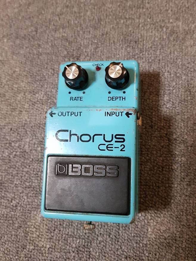 전설적인 보스(BOSS)의 컴팩트 페달 코러스 CE-2. 첫 발매될 당시의 오리지널 모델이다.