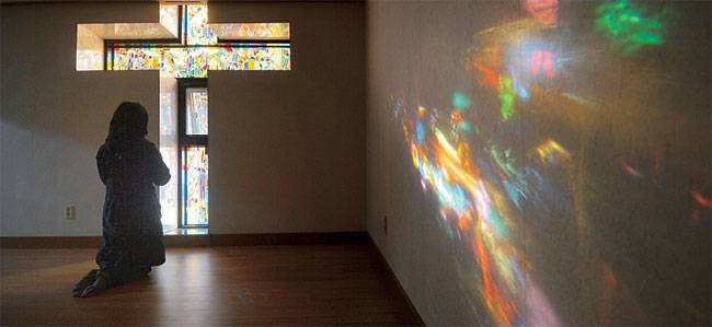 전북 고창 호암마을의 명상센터. 십자가 모양의 스테인드글라스 창으로 들어온 빛이 화려하다.