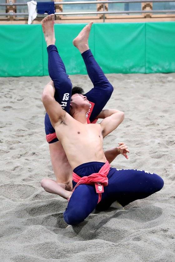 손희찬 선수가 박현욱 선수와의 연습에서 뒤집기를 하고 있다. 장진영 기자