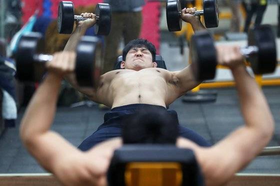 손희찬 선수는 경량급일수록 웨이트트레이닝이 중요하다고 했다. 지난달 31일 충북 증편군청 체육센터에서 훈련중인 손희찬 선수. 장진영 기자