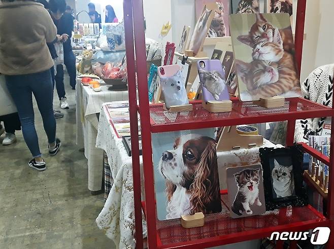 17일 코엑스에서 열린 고양이박람회 '2020 케이캣페어(K-CAT FAIR) 윈터'에 참여한 반려동물 일러스트 부스들 © 뉴스1 최서윤 기자