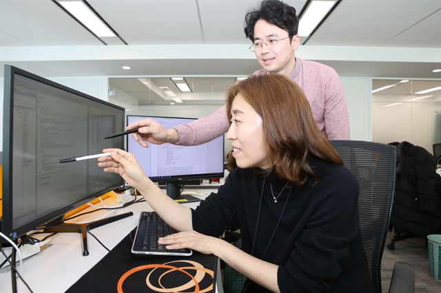 서울 여의도 한화생명 본사에서 보험금 심사를 맡은 직원들이 ‘클레임 AI 자동심사 시스템’을 보며 업무를 하고 있다. 한화생명 제공