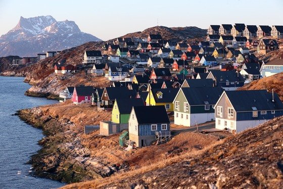 그린란드 수도 누크의 해변에 늘어선 주택들. [중앙포토]
