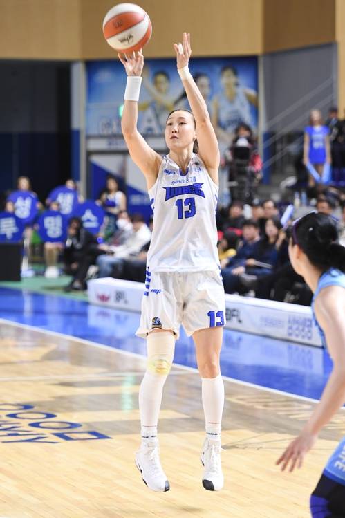 3점슛 시도하는 우리은행 김정은. [WKBL 제공]