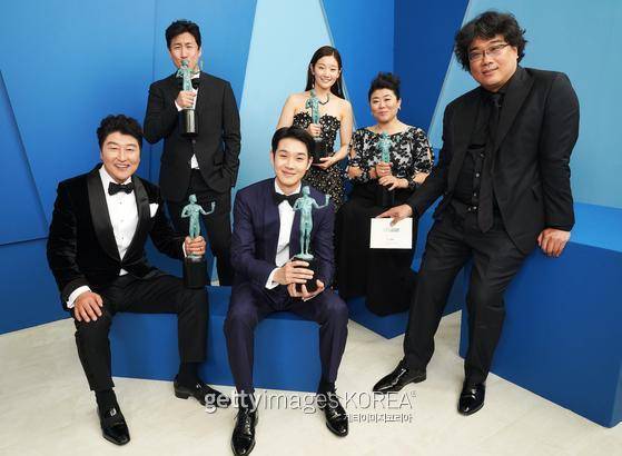 영화 ‘기생충(PARASITE·봉준호 감독)’ 팀이 19일(현지시간) 미국 LA에서 열린 제26회 미국배우조합상 시상식(Screen Actors Guild Awards·SAG)에서 영예의 앙상블 상(Cast In A Motion Picture)을 수상했다. 봉준호 감독과 배우 송강호·최우식·이선균·이정은·박소담이 트로피를 들고 수상의 기쁨을 나누고 있다. / 사진=Gettyimages·이매진스