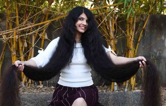 올 해 17세의 인도 소녀 닐란시 파텔 머리카락이 세계에서 젤 긴 머리로 십대 부문 기네스북에 올랐다. [AFP=연합뉴스]