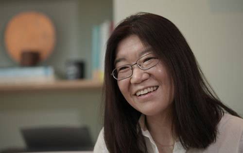 지난 15일 서울 마포구 마인드맨션에서 만난 정신건강의학과 전문의 안주연 마인드맨션 원장은 “미투 운동으로 여성 창작자들이 자기 이야기, 여성의 이야기를 더 하고 싶어진 것 같다”고 여성 서사 영화 열풍을 설명하며 여성들에게 “여성 창작자들처럼 힘을 내서 뭔가 좀 해 보는 한 해가 되면 좋겠다”고 조언했다. 하상윤 기자