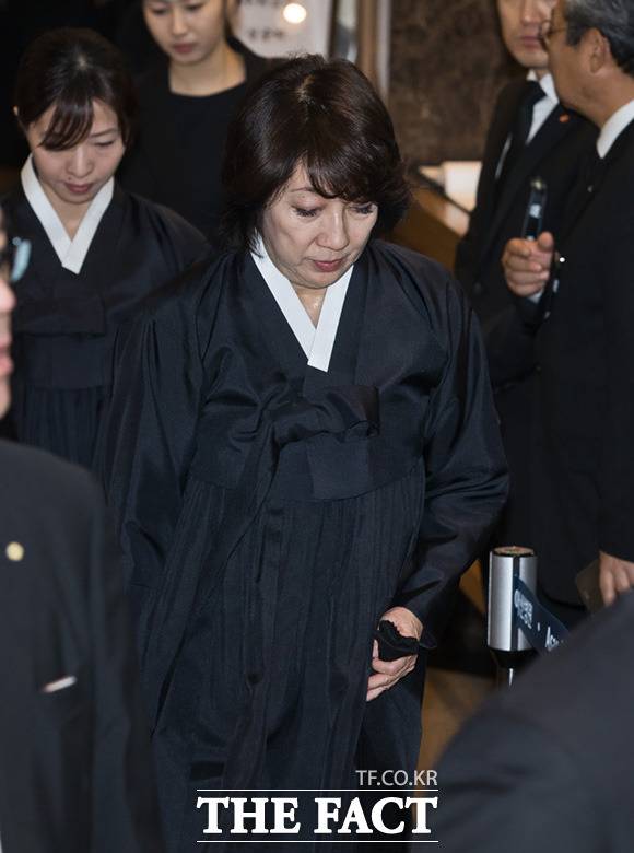 신동빈 회장의 부인 시게미쓰 마나미 여사가 20일 오후 서울 송파구 서울아산병원 장례식장에 마련된 롯데그룹 창업주 신격호 명예회장의 빈소에서 입관식에 참석하기 위해 나오고 있다. /남용희 기자
